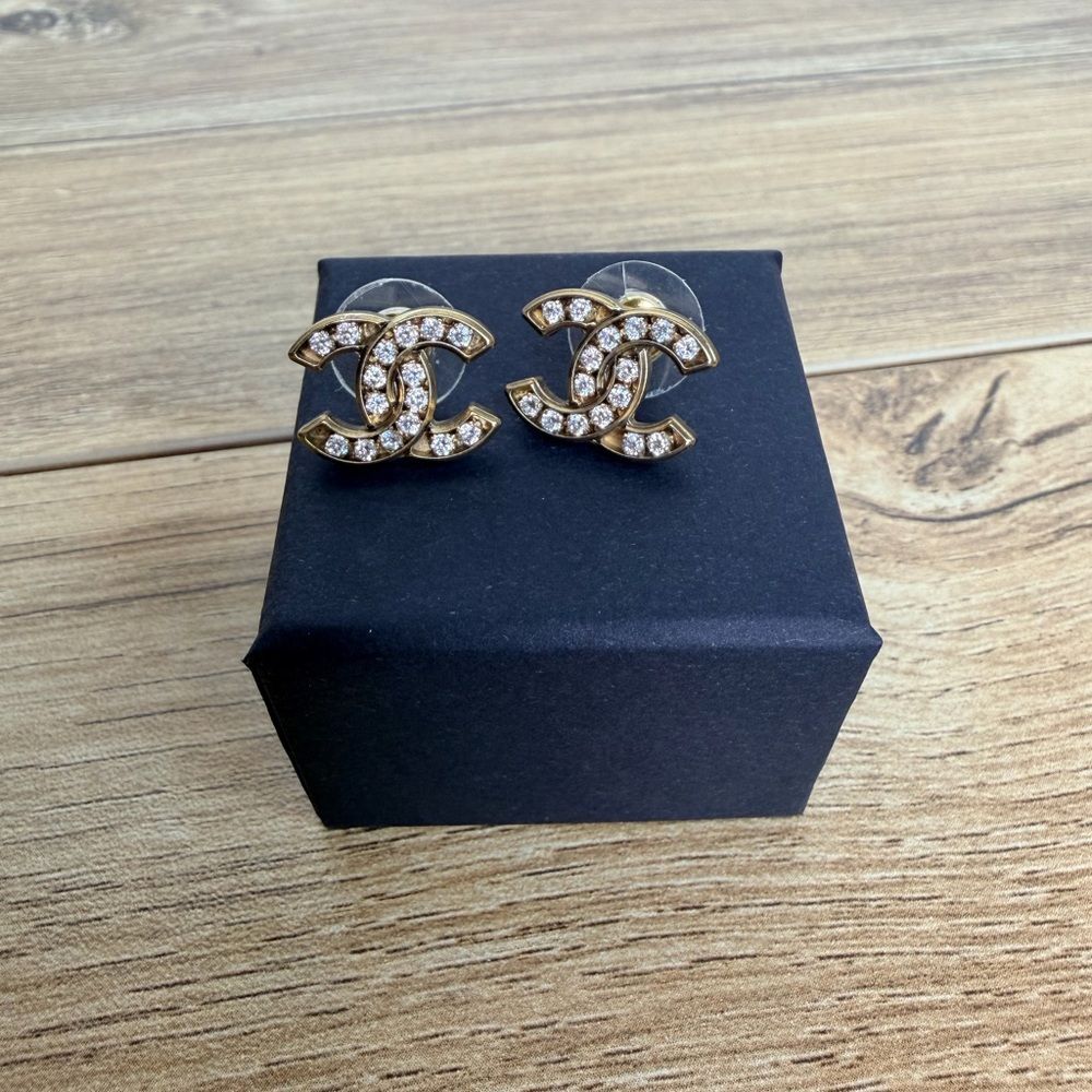 Authentic CHANEL CC Studded Earrings 2021 - Picture 13 of 13